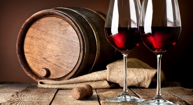 vins servis sur une table en bois